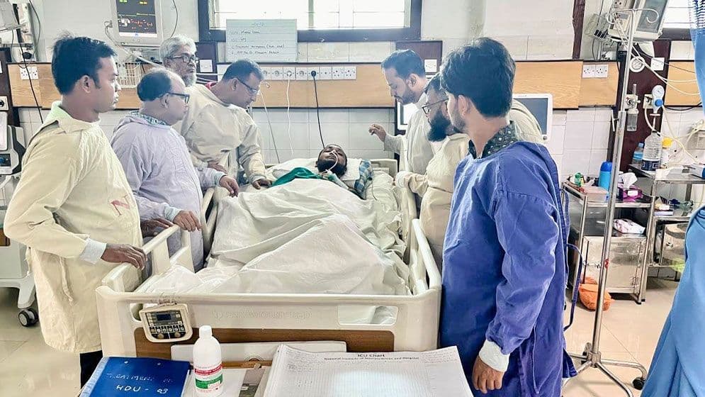 Tarique Rahman provides medical aid to student movement injured