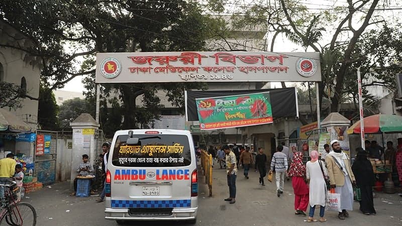 Van driver killed after being hit by battery-run rickshaw in Dhaka