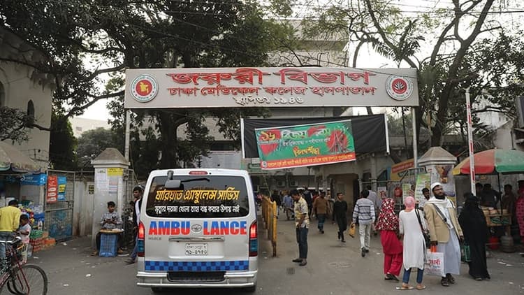 Van driver killed after being hit by battery-run rickshaw in Dhaka