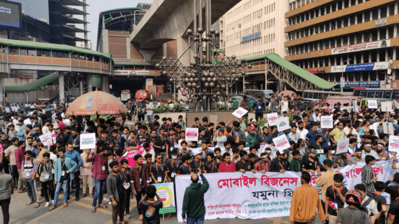 Protest in Karwan Bazar against decision to block unauthorised mobiles