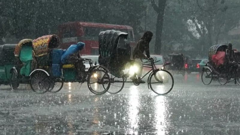 Dhaka soaked as downpours sweep across Country 