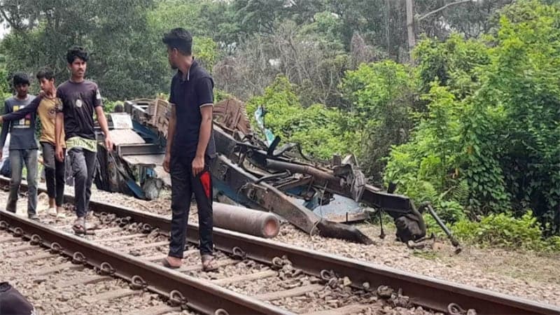 ফেনীতে বালুভর্তি ট্রাকে ট্রেনের ধাক্কায় নিহত বেড়ে ৬