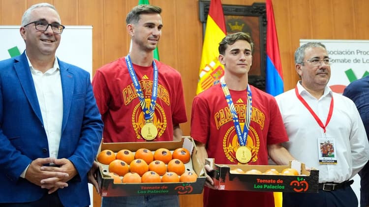 Spain's Ruiz-Gavi honoured with tomato gift after World Cup glory