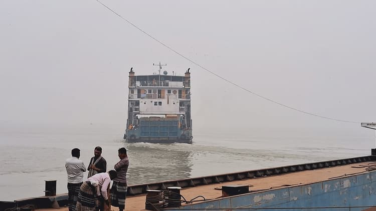Ferry service resumes on Daulatdia–Paturia route after 8-hour halt