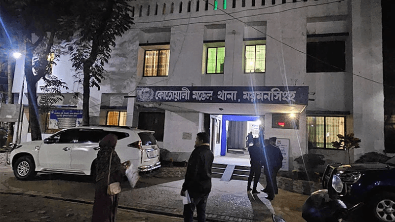 Handcuffed accused taken from custody, 5 cops injured