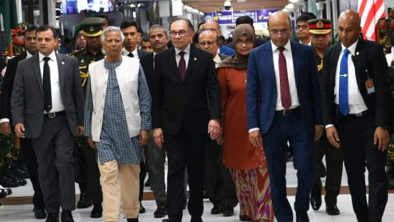 Yunus bids farewell to Anwar Ibrahim at airport