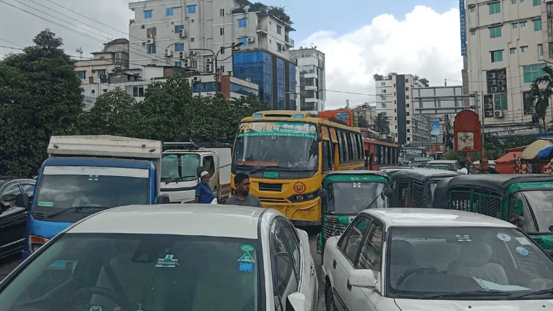 Garment workers block Kuril road, causing major traffic disruption
