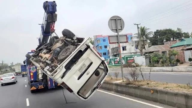 Microbus gas cylinder explosion kills 3 in Bogura