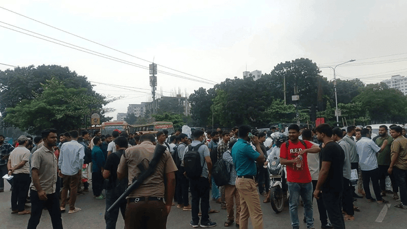 Job seekers block Dhaka roads as recruitment exam suspended over leak allegations