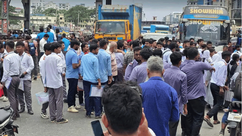 Protesting HSC candidates return to Uttara streets after exam