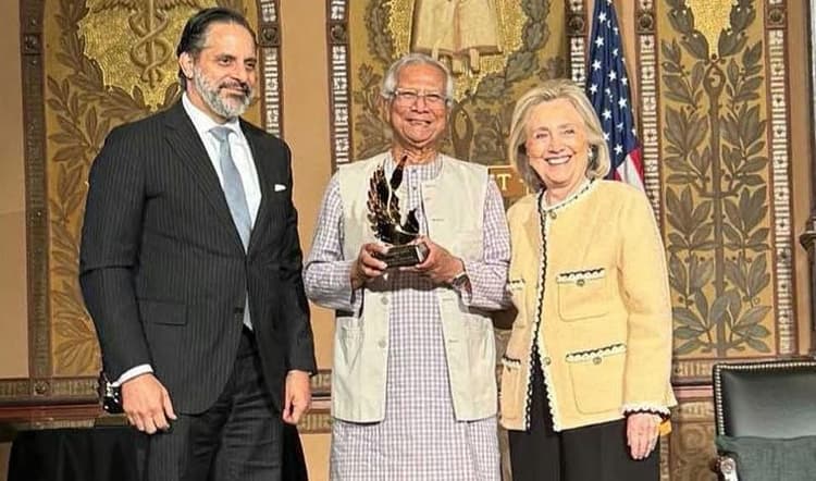 Muhammad Yunus receives Hillary Clinton Award