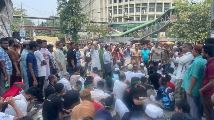 শাহবাগ ছাড়েনি কিছু আন্দোলনকারী, যান চলাচলে ভোগান্তি