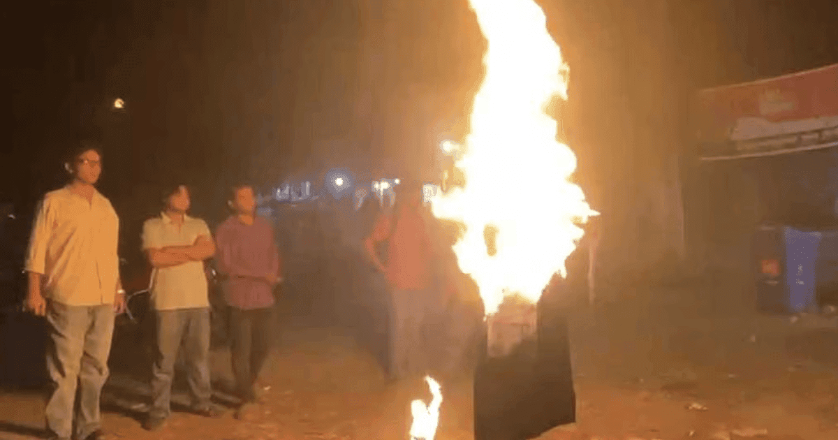 JU students burn effigy of Sayeedi over obstruction of freedom fighter’s burial