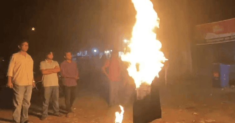 JU students burn effigy of Sayeedi over obstruction of freedom fighter’s burial