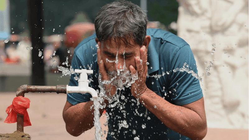 Heatwave sweeps across 41 districts including Dhaka, rain likely on Friday