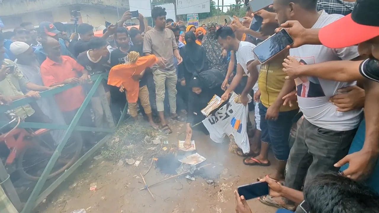 Protests, effigy burning demand resignation of Jamat MP Gazi Nazrul in Satkhira