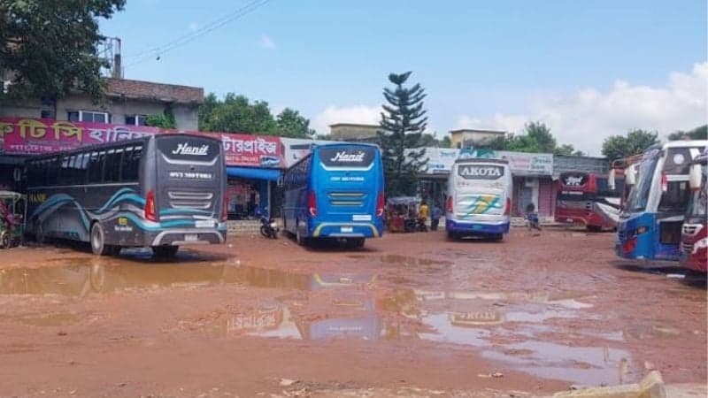 Owner-worker conflict grounds Dhaka-bound buses from North Bengal 