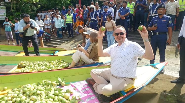 US ambassador impressed by Jhalakathi’s iconic floating guava market
