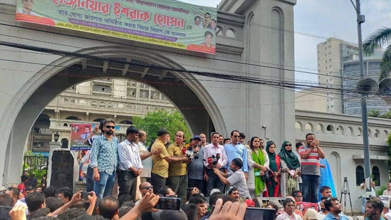 Ishraque supporters continue sit-in; block part of Gulistan–Bangabazar road