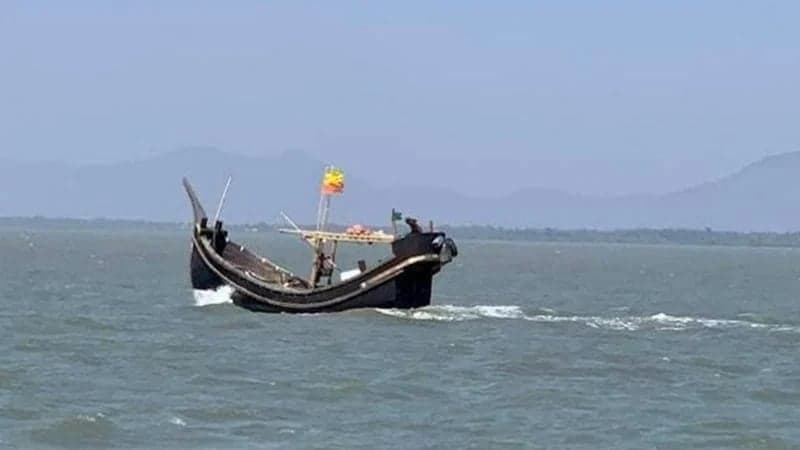 Arakan army abducts 13 Bangladeshi fishermen, seizes 3 trawlers from Naf River