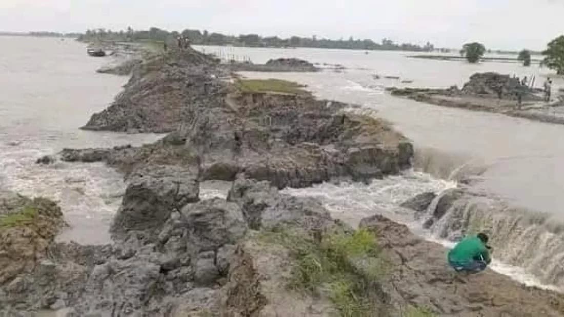 Embankment breach floods 19 villages in Khulna, thousands stranded