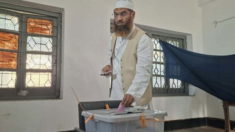 Dhaka-13: Mamunul Haque casts vote in Mohammadpur