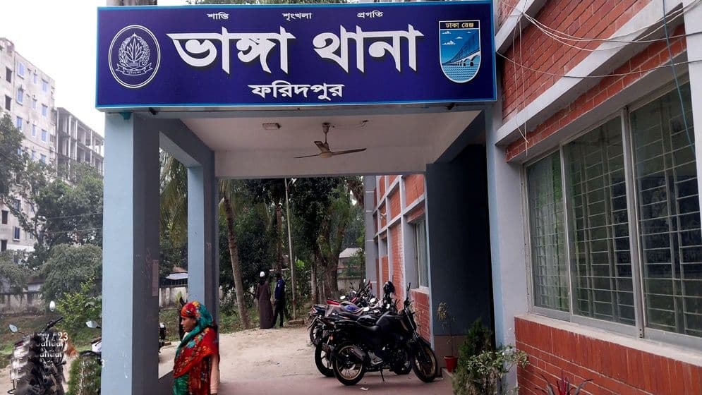 One killed in van-covered van head-on collision in Bhanga
