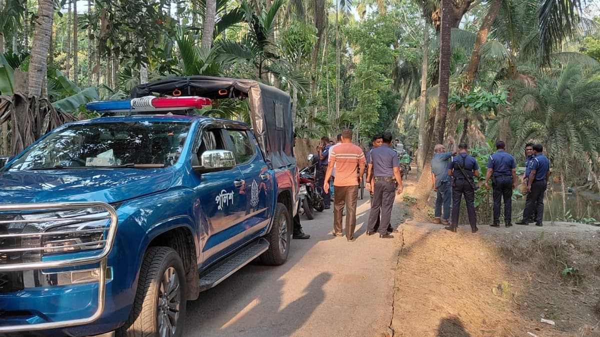 Police constable hacked, accused snatched in Bagerhat