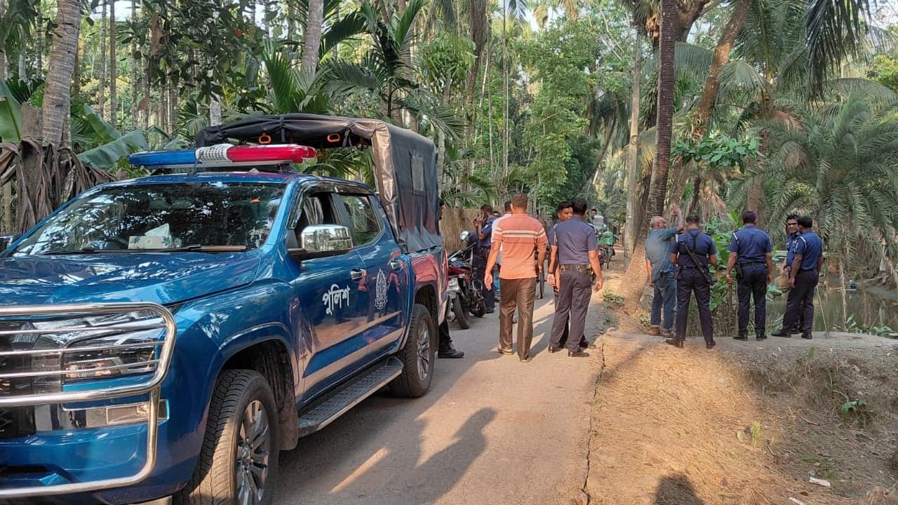 Police constable hacked, accused snatched in Bagerhat