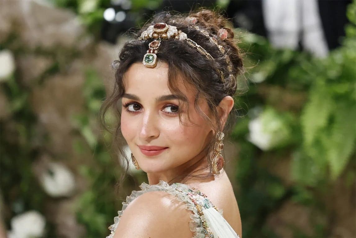 Alia Bhatt sparks pregnancy buzz, reacts to Deepika's baby news