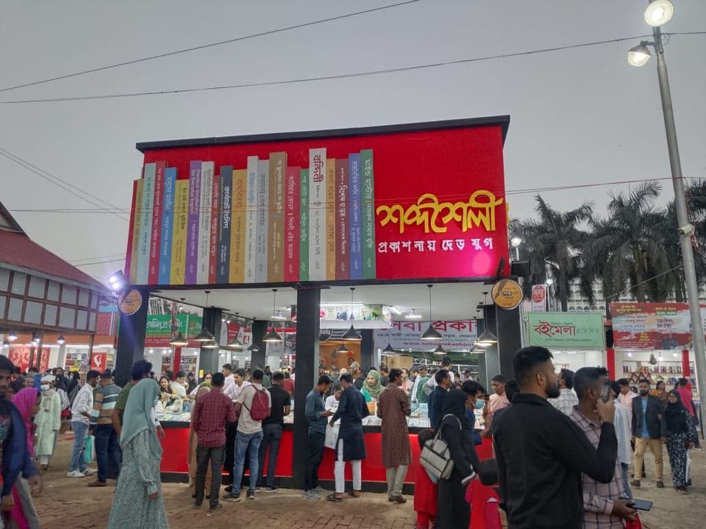 More visitors, fewer buyers at book fair