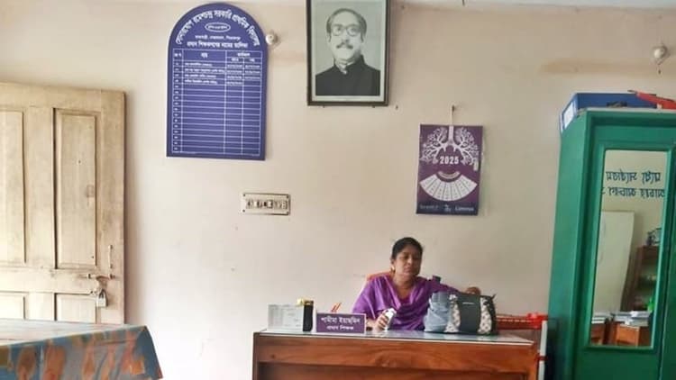 Headmistress suspended over hanging Bangabandhu’s picture in Pirojpur
