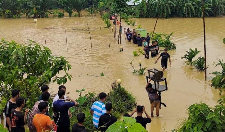 ভয়াবহ বন্যায় বিদ্যুৎহীন প্রায় ৬ লাখ গ্রাহক