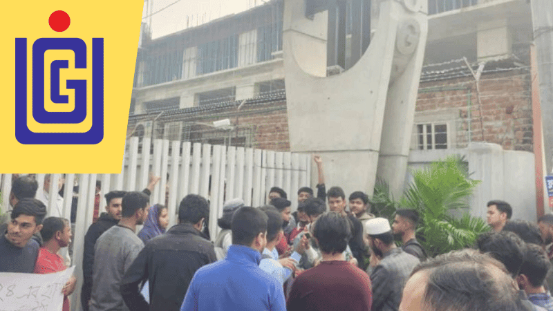 Protesting students lock UGC gate