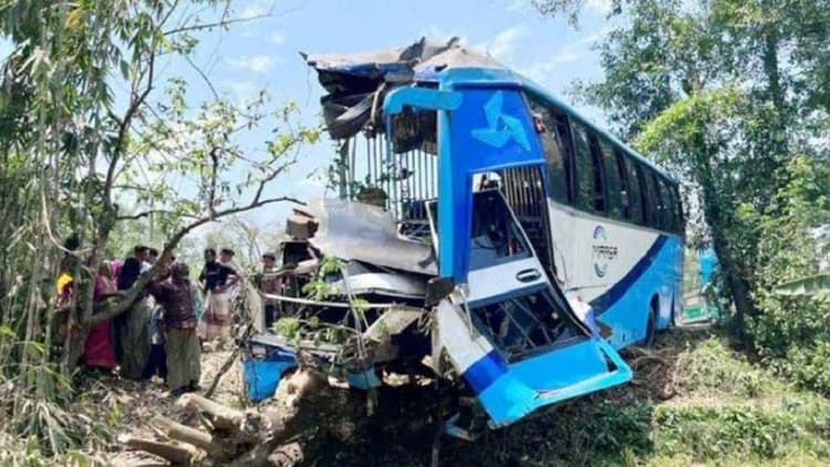 4 killed, 15 injured in deadly road crash in Chattogram’s Lohagara