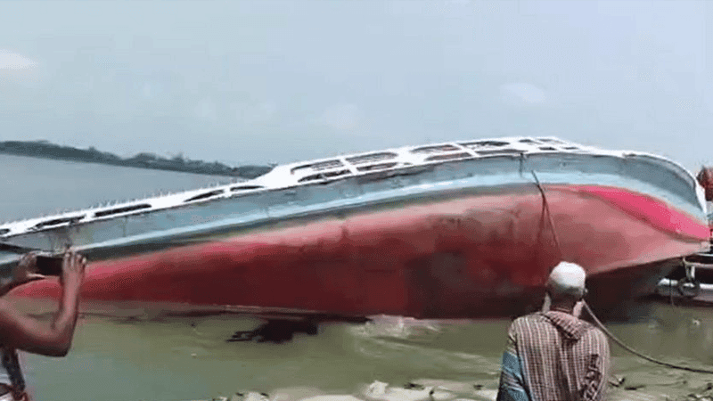 Launch sinks in Barisal