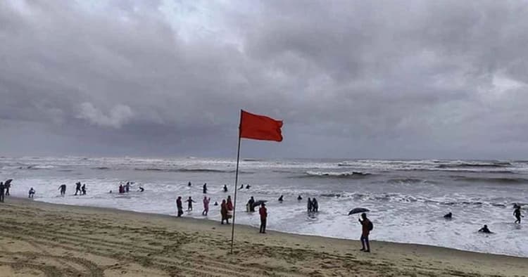 Monsoon depression over Bay of Bengal, signal No 3 at four sea ports