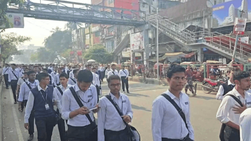 Dhaka College students block Science Lab intersection