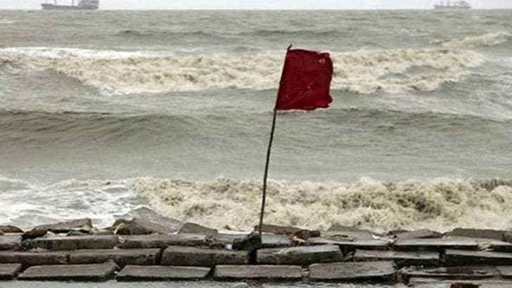 Stormy Bay of Bengal, warning signal number 3 in 4 seaports