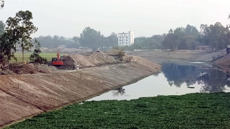 বগুড়ায় সংস্কারের আগেই করতোয়ার মাটি বিক্রি