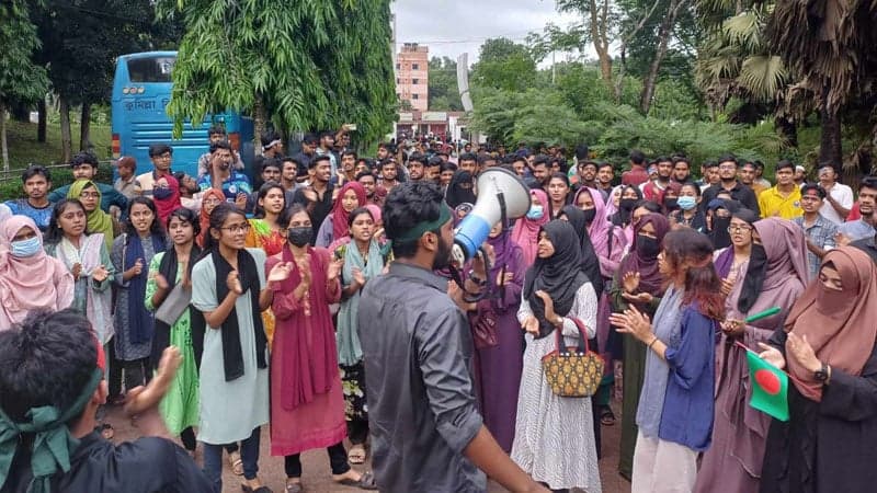 কুবি শিক্ষার্থীদের বিক্ষোভ মিছিল, প্রক্টরের পদত্যাগ দাবি