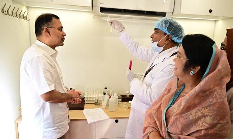 PM inspects mobile lab for food safety testing