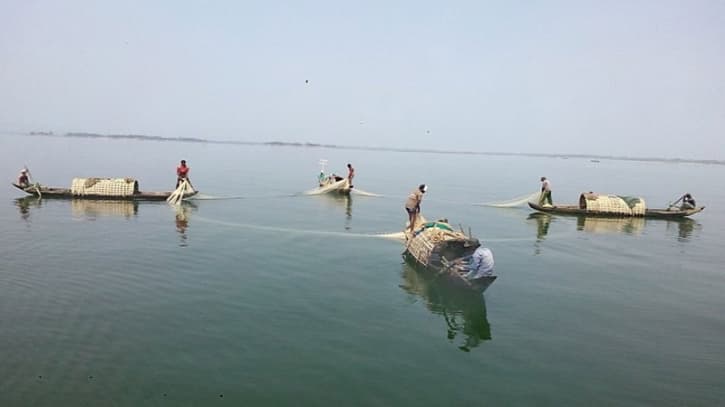 Fishing resumes in Kaptai Lake after 3.5 month ban