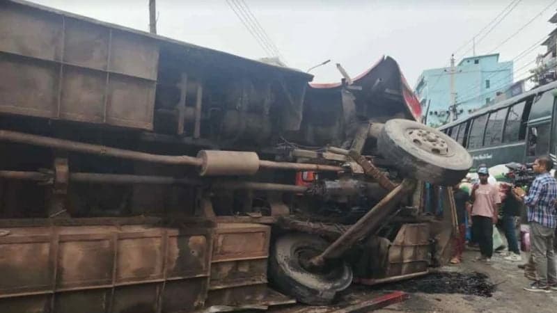 4 killed, 10 injured in trajic road crash in Dhaka