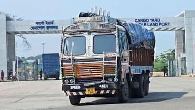 Trade resumes thru Benapole port after three-day suspension