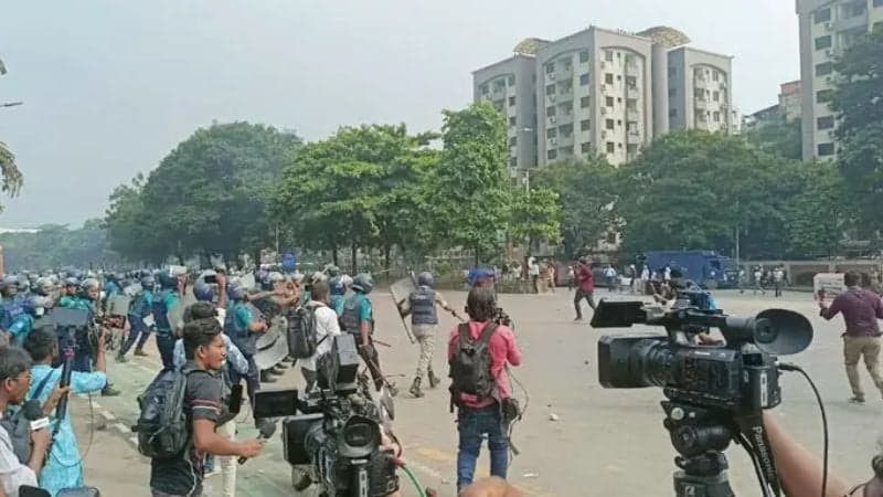 July warriors, police involve in clash near parliament