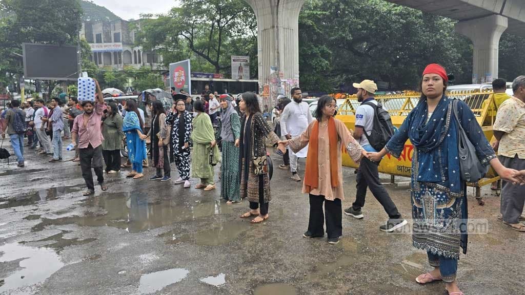 Protesters block Shahbagh over attack on NCP rally in Gopalganj