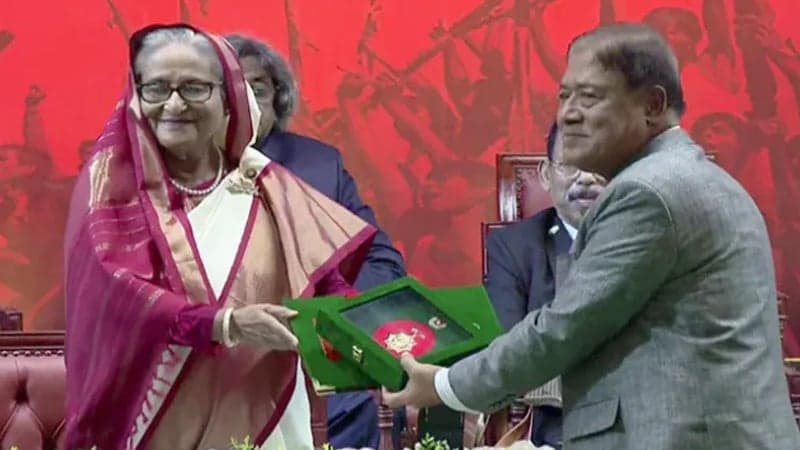 ১০ বিশিষ্টজনের হাতে স্বাধীনতা পুরস্কার তুলে দিলেন প্রধানমন্ত্রী