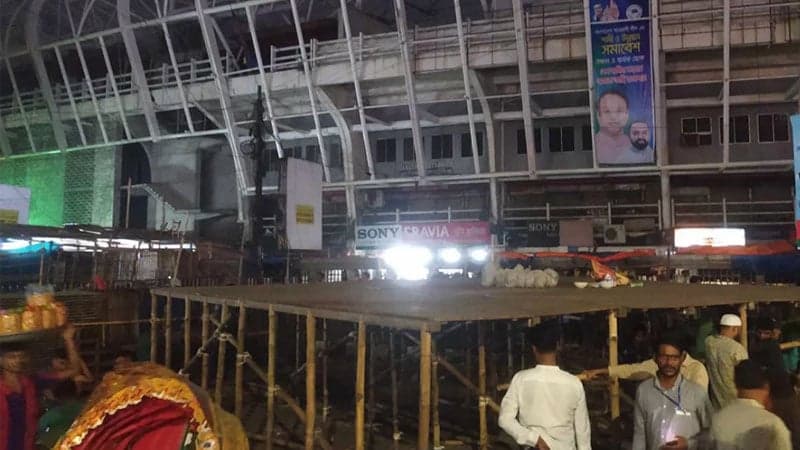 Police stop Awami League from erecting stage outside Baitul Mukarram