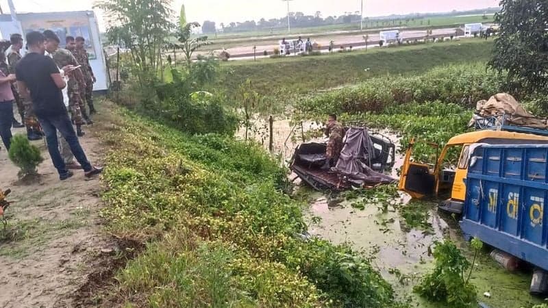 8 soldiers injured as truck hits army patrol vehicle in Rajshahi